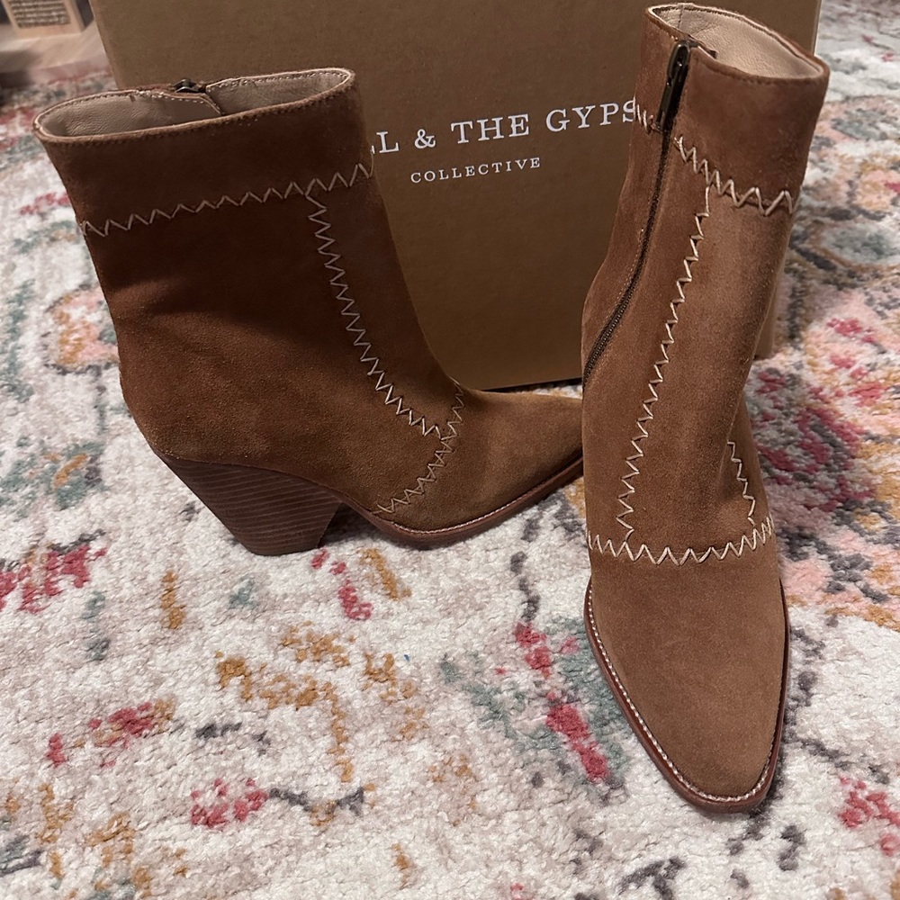 NIB Zephyr Booties Tan